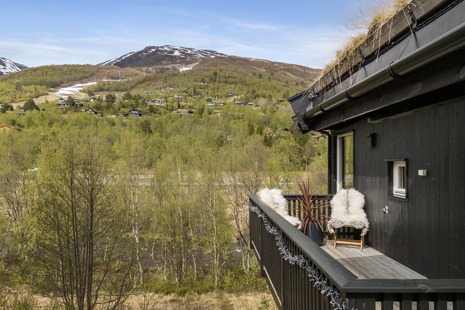 Her fra veranda og inngangsparti. Også her er god plass til møblering. Det er lagt ut strøm og vann til verandaen. Galleribilde
