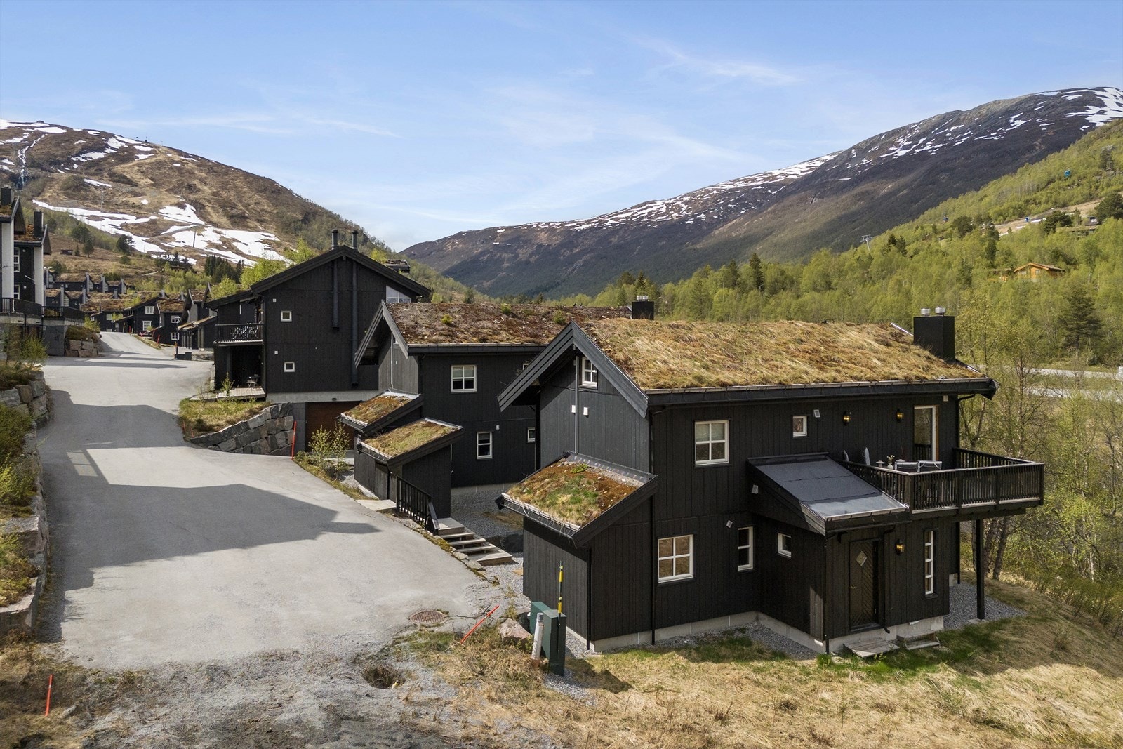 Eiendommen ligger fint til som siste eiendom på rekka. Galleribilde