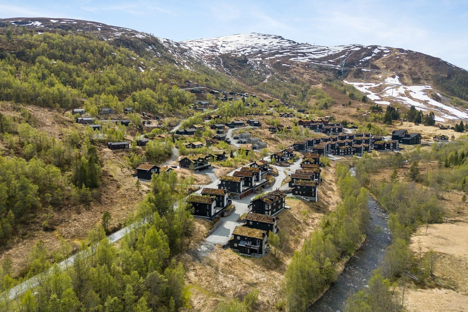 Leiligheten ligger i bygget nærmest - en fin og idyllisk beliggenhet. Galleribilde