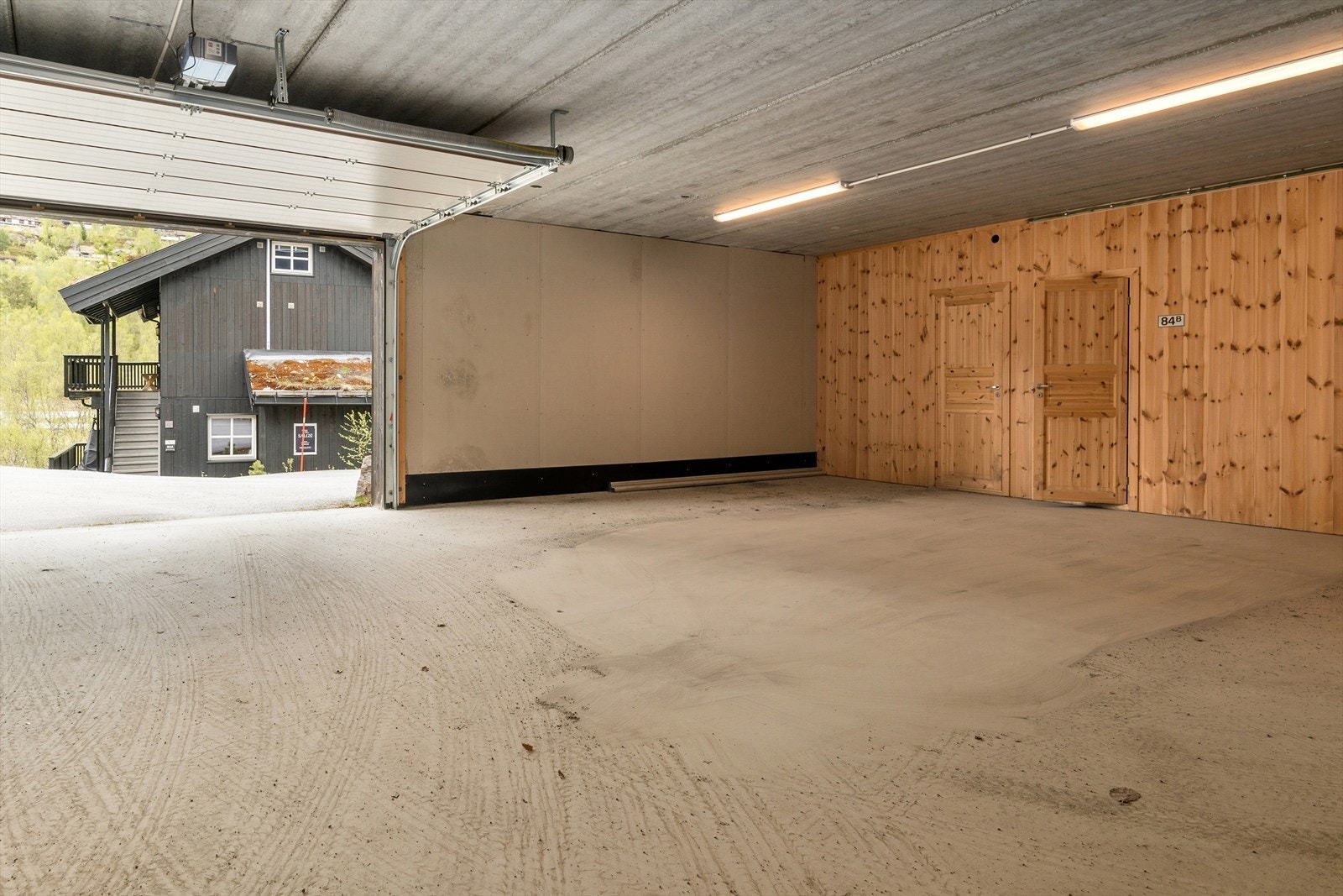 Det tilhører parkeringsplass og bod til leiligheten - dette ligger i bygget bak leiligheten. Galleribilde