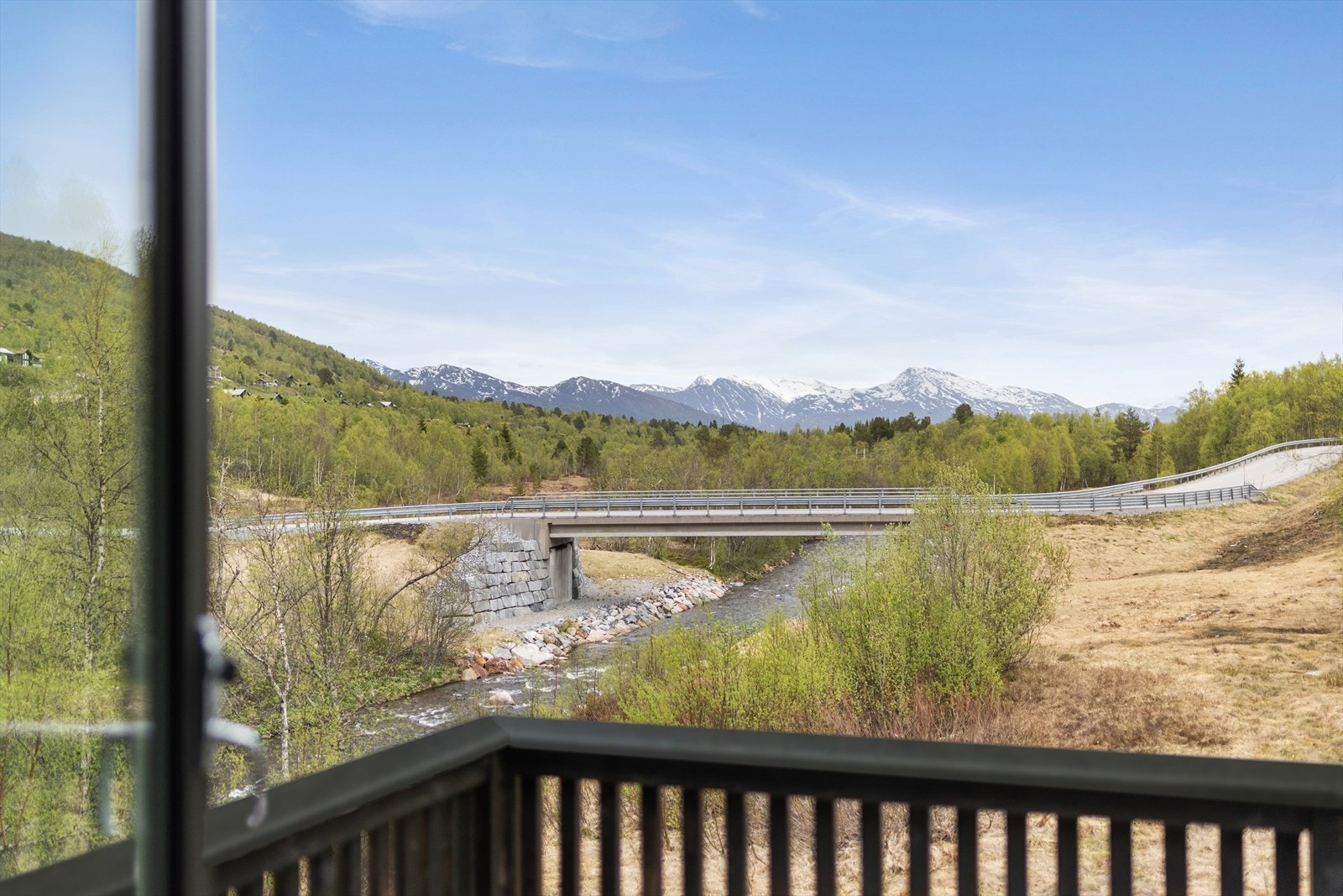 I elva kan man bade på sommerstid - på vinteren går det langrennsløyper forbi leiligheten. Galleribilde