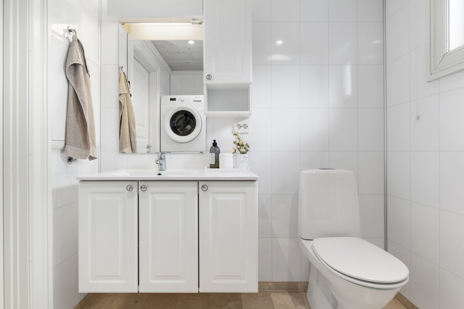 I tillegg er det varmtvannstank og opplegg for vaskemaskin. Galleribilde