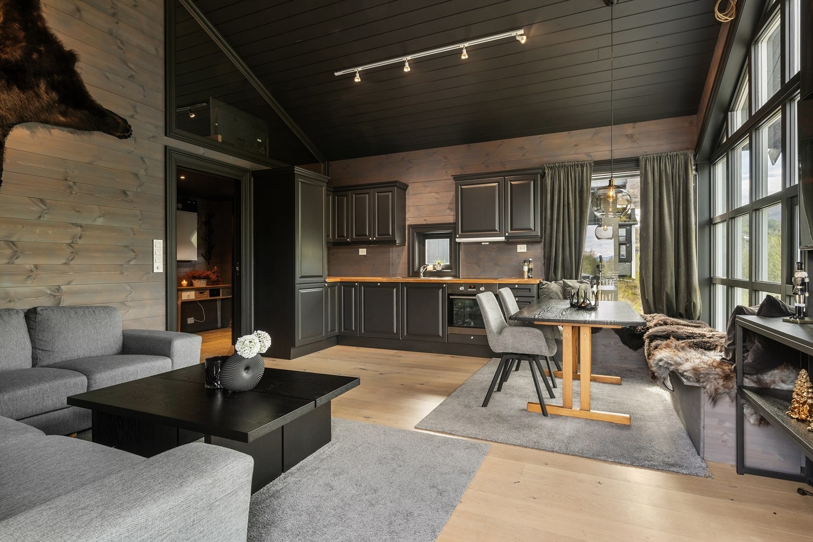 Det er gjennomgående fine og eksklusive fargevalg i leiligheten. Enstavs parkett på gulvet, beiset panel på vegger og malt panel i himling. Galleribilde