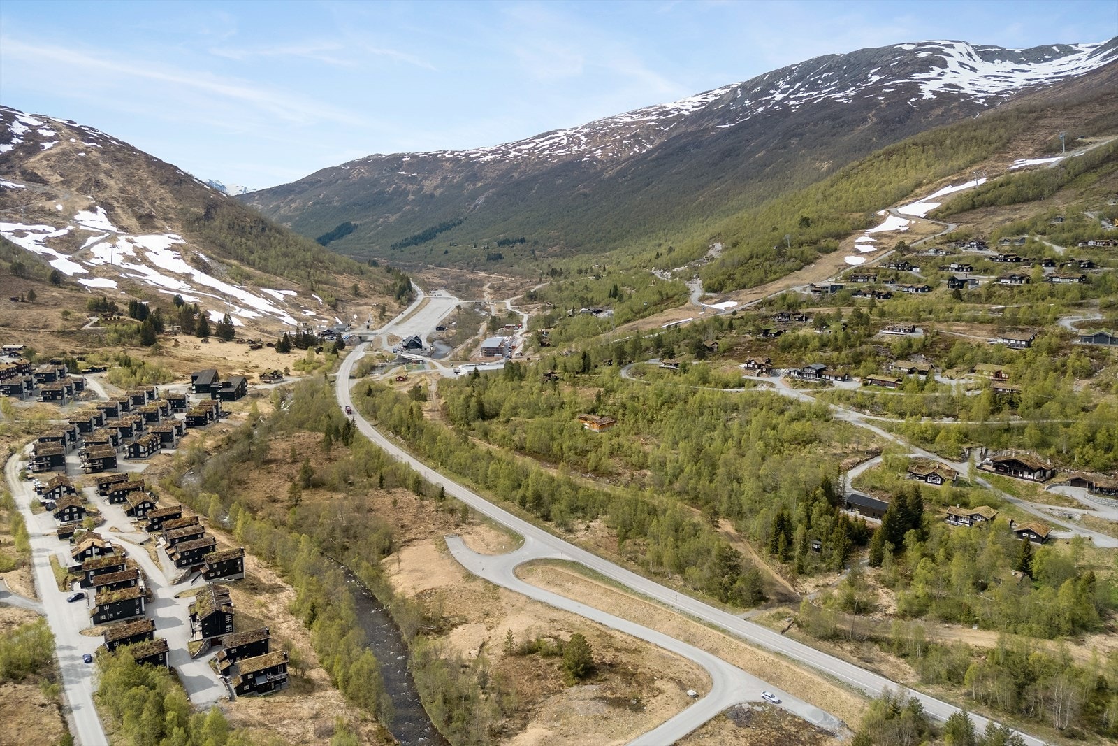 Kort veg til Strandafjellet Skisenter med flere heiser, gondol og lange langrennsløyper. I tillegg kan en nevne spisesteder, afterski og ballbinge. Galleribilde