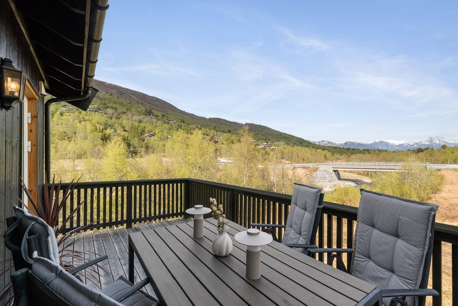 Det unike med denne leiligheten er at den har veranda i to himmelretninger. Her er verandaen utenfor stuen. Galleribilde