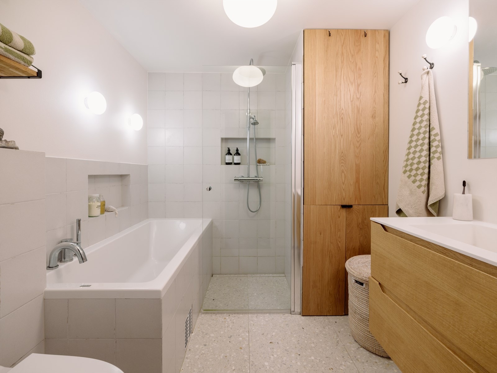Badet fremstår delikat og svært funksjonelt, med en gjennomført materialpalett og gode løsninger fra Eitra bad, og norskprodusert baderomsmøbel fra Vik i Sogn. Galleribilde