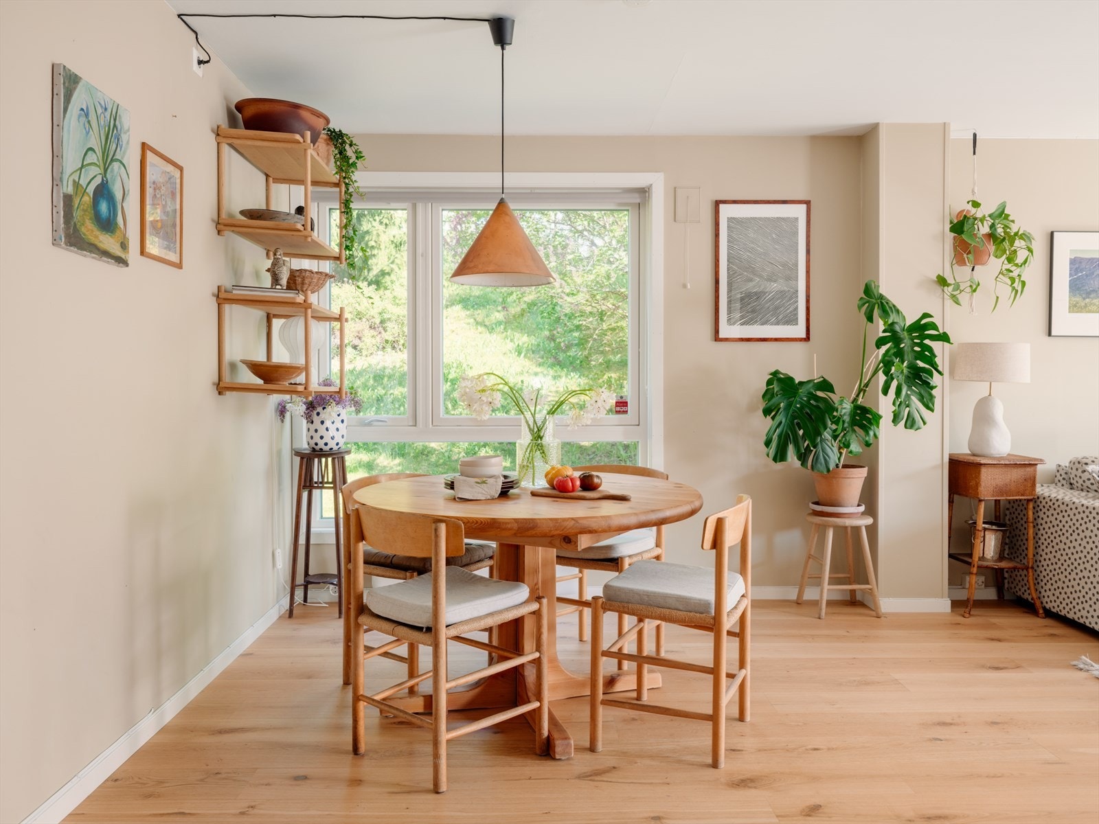 Spiseområdet har en naturlig plassering mellom stue og kjøkken, noe som skaper en sosial og funksjonell løsning for både hverdagsmåltider og hyggelige sammenkomster. Galleribilde