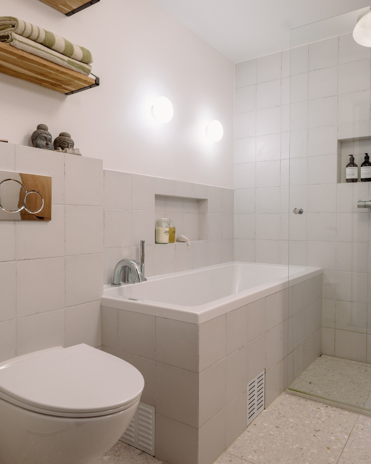 Rommet ble oppgradert i 2022 og fremstår med flislagte vegger fra italienske Ragnoworld, og gulv med HT Chiarra Terrazzoflis fra Ellingard Collection. Lamper fra Astro Lighting. Galleribilde