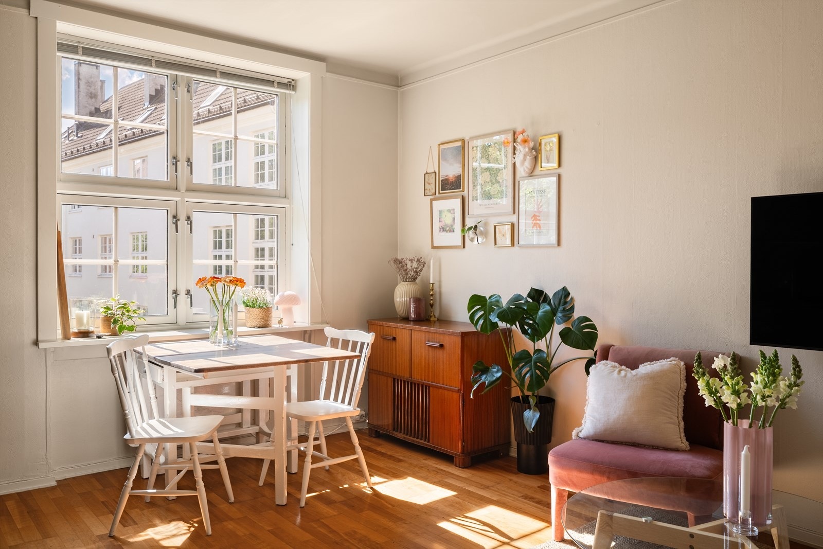 Drømmer du om en lys og innbydende leilighet og en beliggenhet som kombinerer byliv med grønne omgivelser? Da bør du ta en titt på denne! Galleribilde