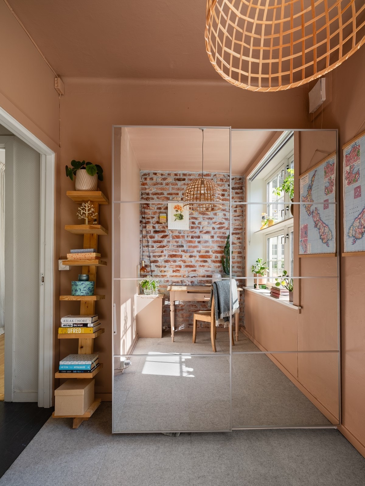 Her får du gode oppbevaringsmuligheter i den store skyvedørsgarderoben. Galleribilde