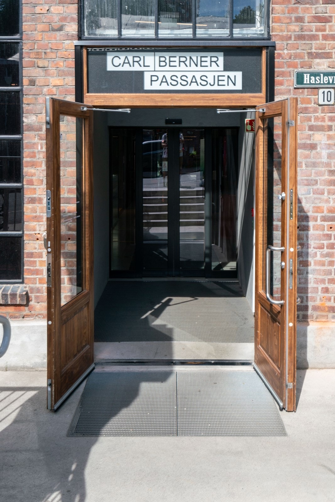 Både Carl Berner Passasjen og Carl berner Torg ligger i kort gange fra leiligheten og byr på godt utvalg av dagligvare, cafeer, restauranter og forretningstilbud. Galleribilde