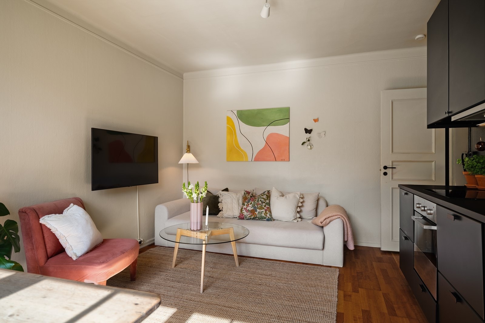Stuen har god plass til en komfortabel sofagruppe, salongbord og TV-møblement, noe som gir rom for både avslapning og sosiale sammenkomster. Galleribilde