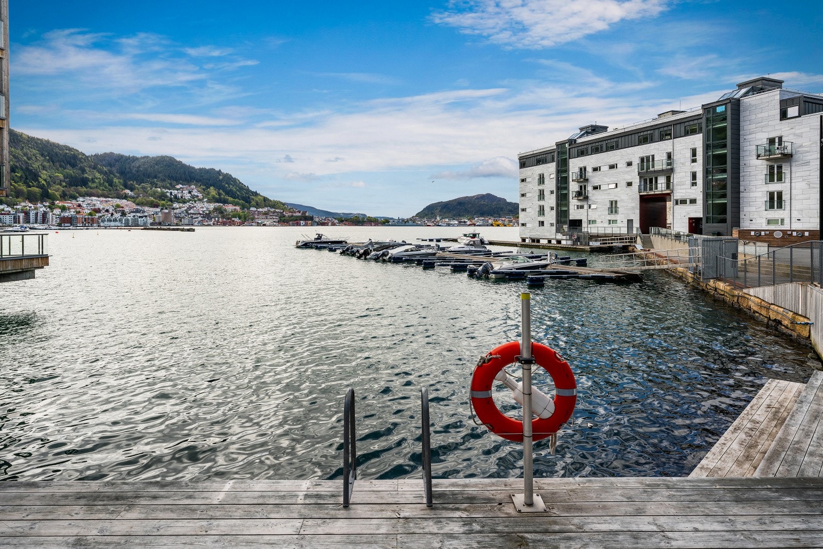 Tenk deg å ta en dukkert i sjøen og deretter ta heisen rett opp til leiligheten din! Galleribilde