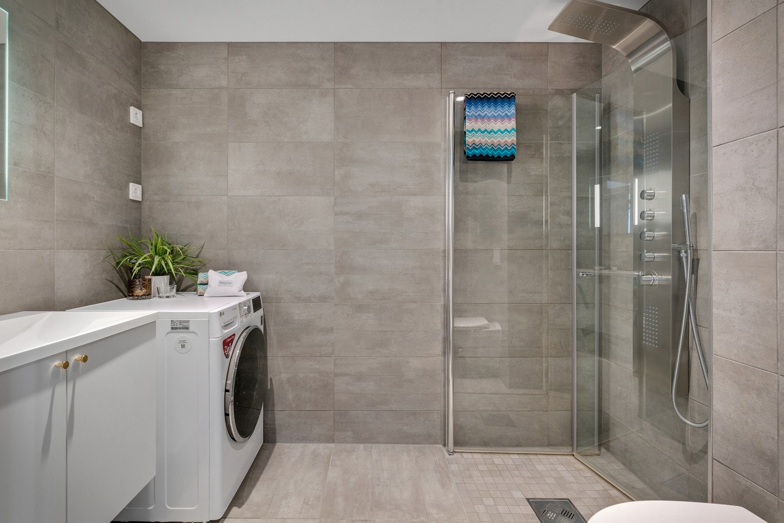 Badet fremstår svært innbydende og er helfliset i moderne design. Galleribilde
