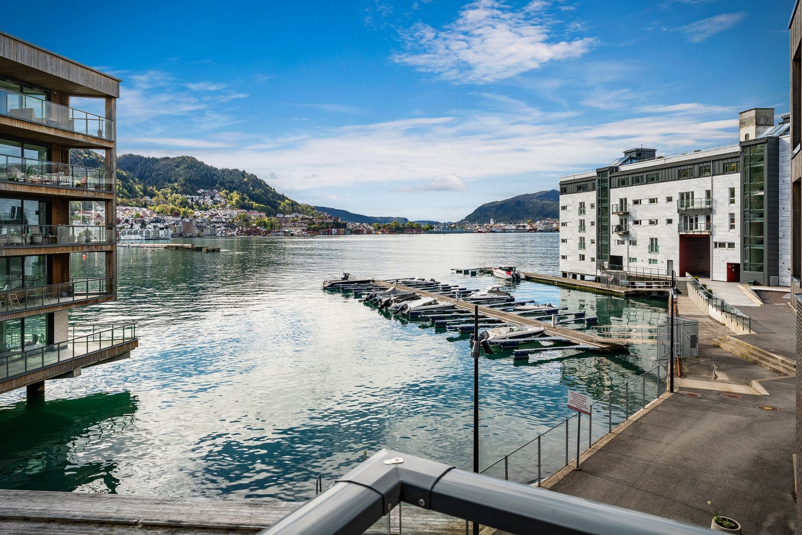 Strøken selveierleilighet fra 2019 med nydelig sjøutsikt. Galleribilde