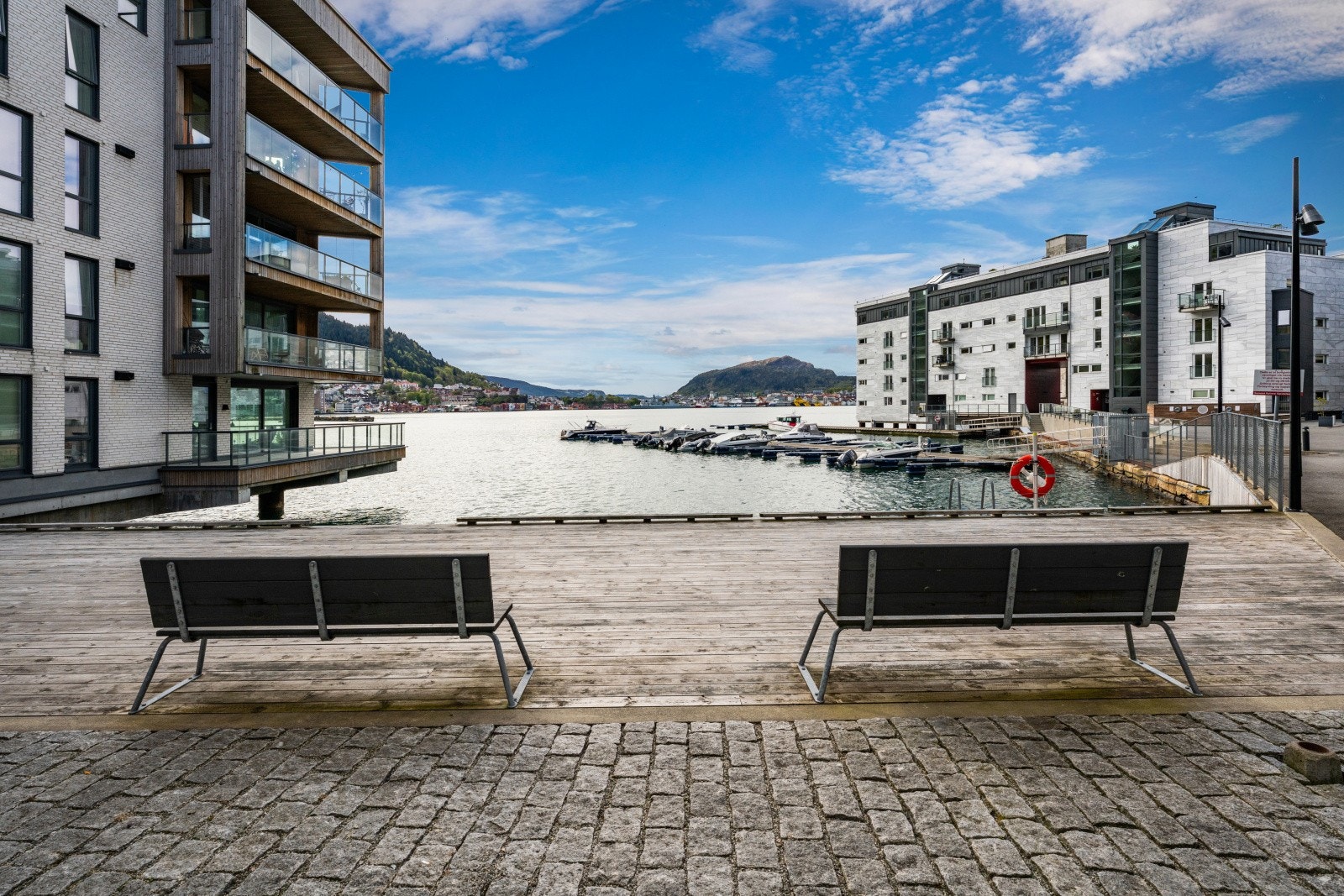 Området er kjent for sine moderne leilighetsbygg, hvor du kan nyte bade- og bryggeliv rett utenfor døren. Galleribilde