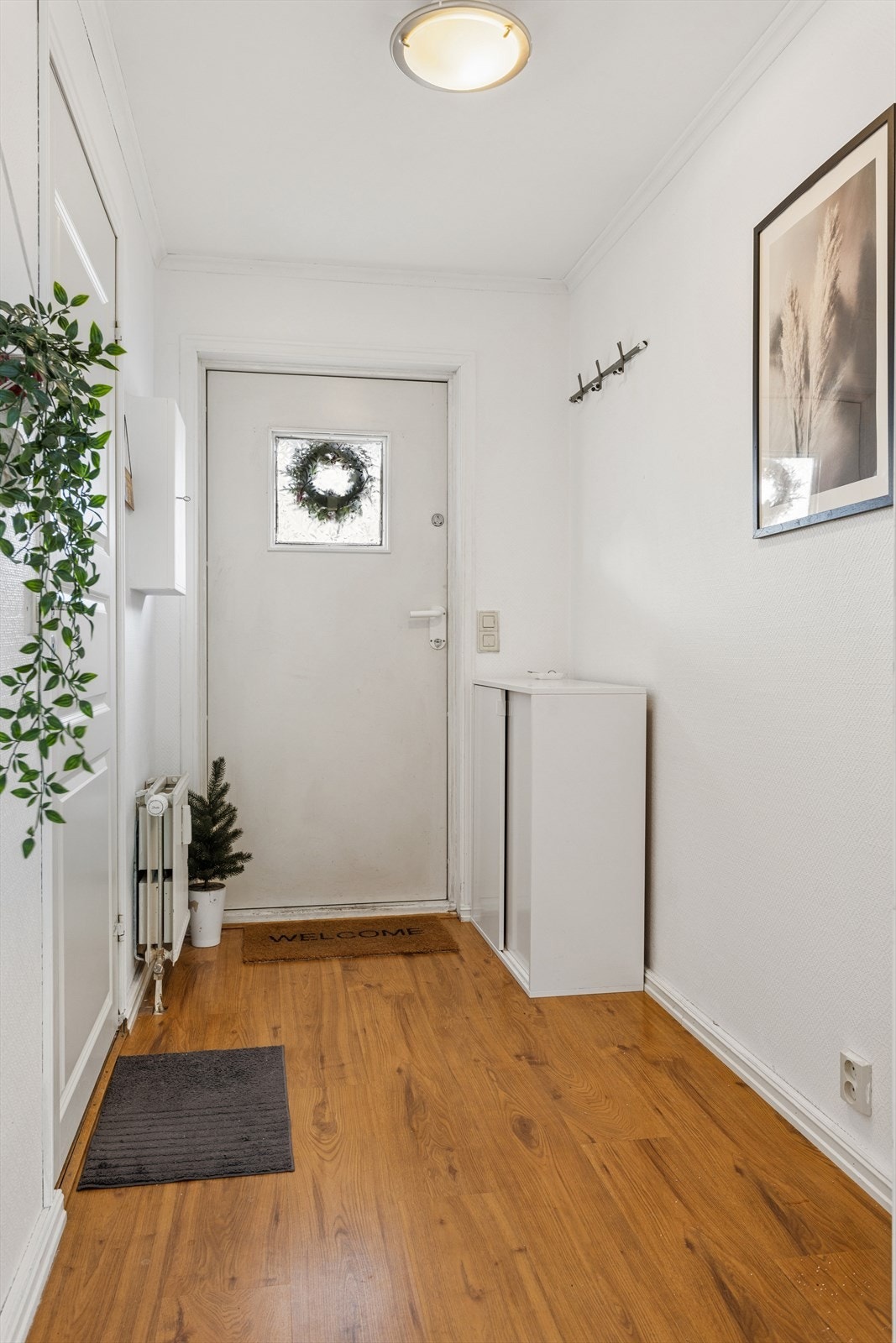 Innenfor inngangsdøren møtes man av en romslig og lys entré. Det er god plass til å henge fra seg yttertøy og sette fra seg sko. Galleribilde