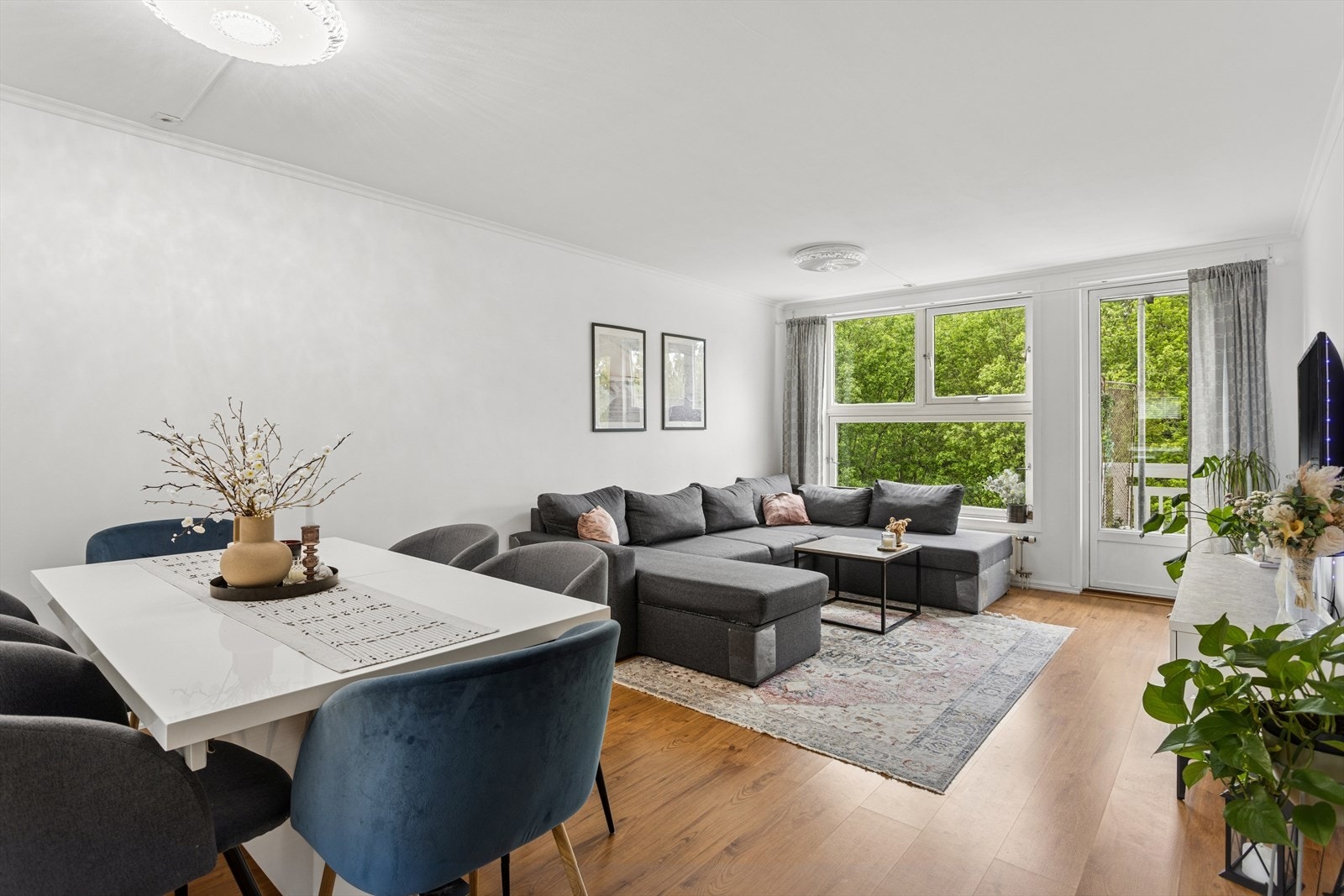 Lokalmegler Kapil Sarna har gleden av å presentere Granbergstubben 126 - En pen og romslig 2-roms, flott beliggende i 2.etasje med kort avstand til det meste. Galleribilde