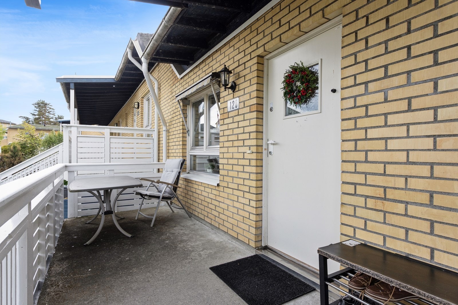 Flott inngangsparti med utsyn over nabolaget og hyggelige fellesarealer. Galleribilde
