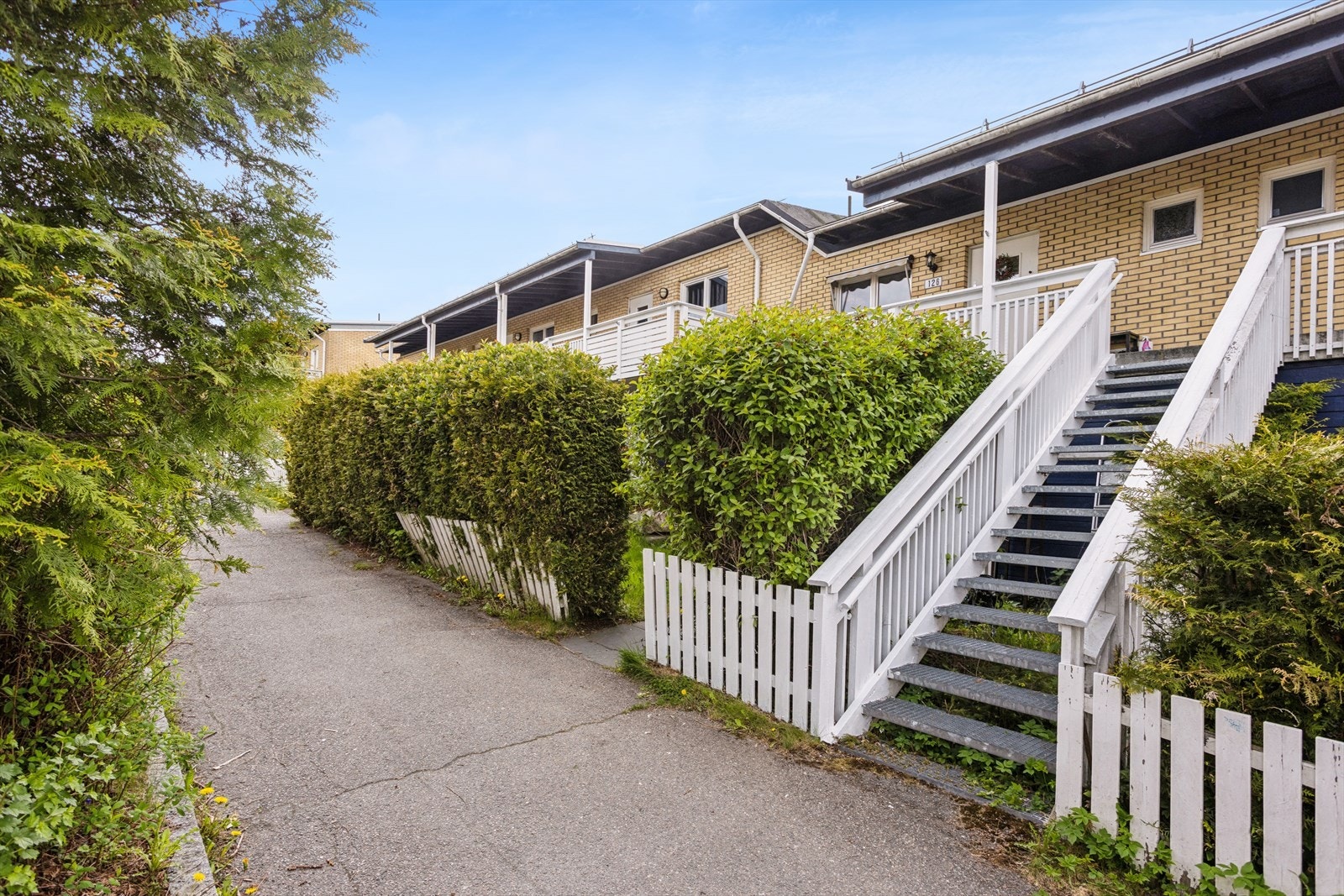 Boligen ligger flott til internt i borettslaget i grønne omgivelser. På nedsiden på fellesarealene er det tilgang til en utebod på ca. 2,4 m². Galleribilde