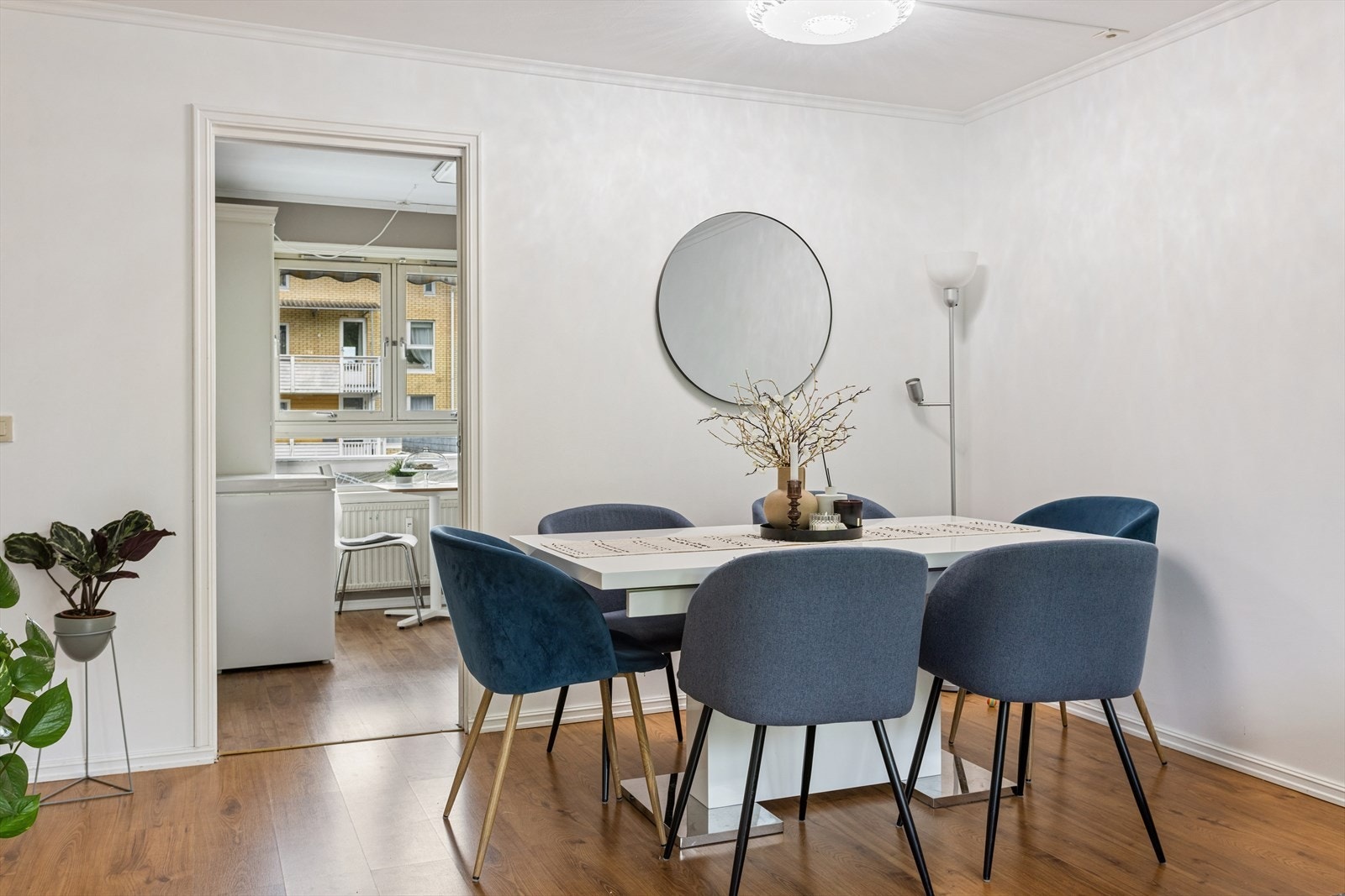 I tilknytning til stuen er det god plass til et spisebord - perfekt for både hverdagsmåltider og hyggelige sammenkomster. Galleribilde