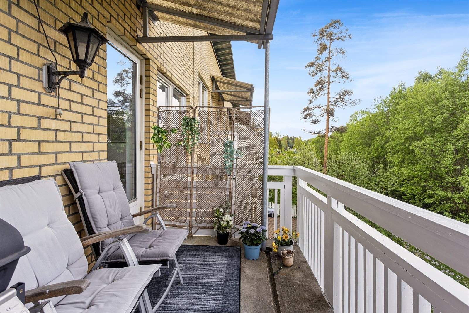 Fra stuen er det utgang til en balkong på ca. 6,5 m². Her kan man nyte koselige ettermiddager og kvelder med familie og venner. Det er god plass til å innrede med utemøblement og grill. Galleribilde