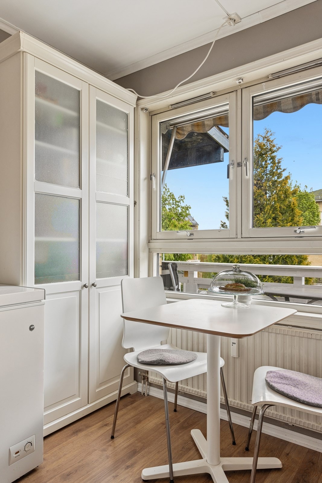 I tilknytning til kjøkkensonen er det plass til et spisebord - perfekt for å nyte frokosten og kaffen. Galleribilde