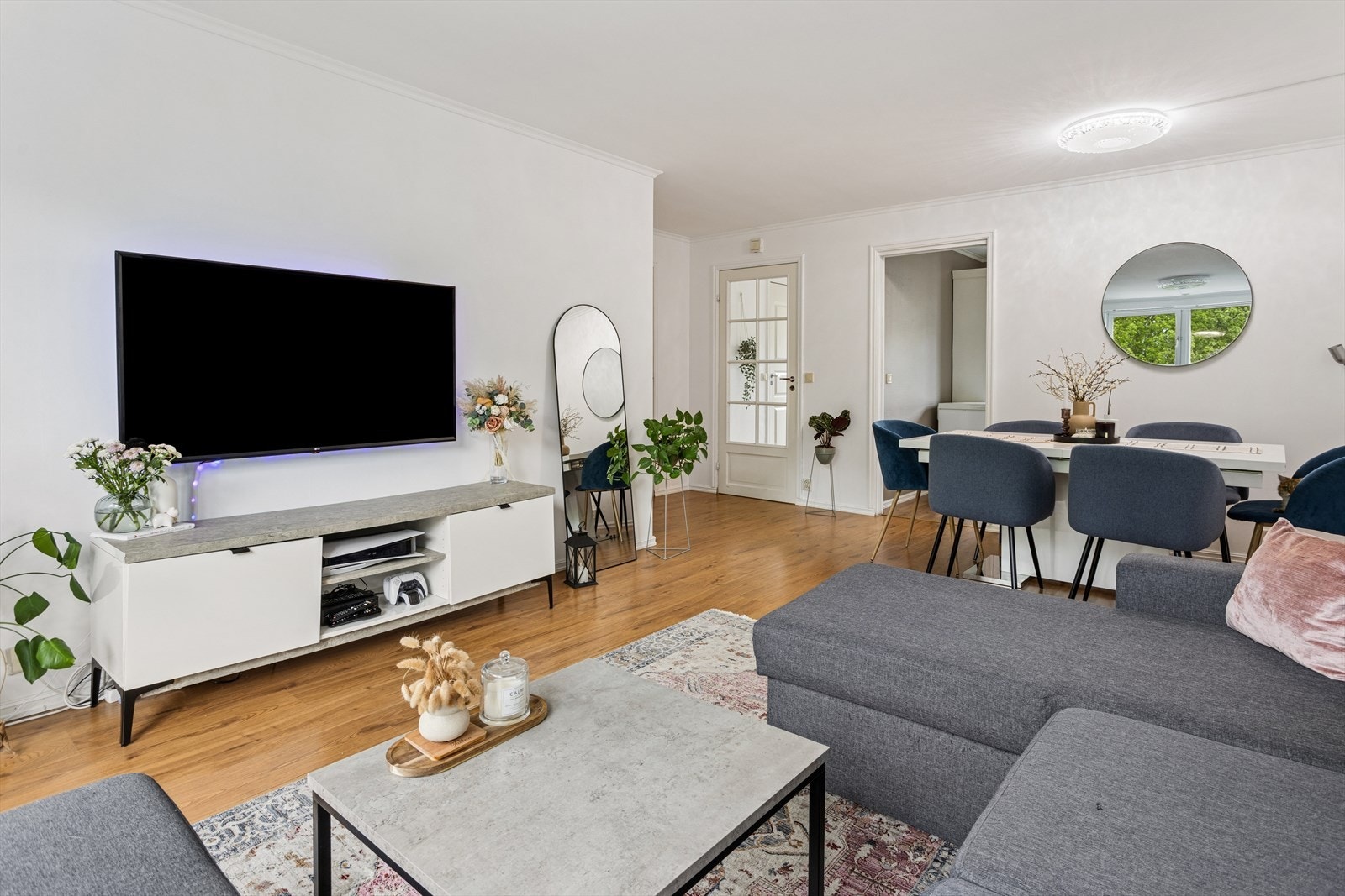 Romslig stue med gode innredningsmuligheter. Det er naturlig avsatt plass for sofagruppe, salongbord, og TV med tilhørende møblement. Galleribilde
