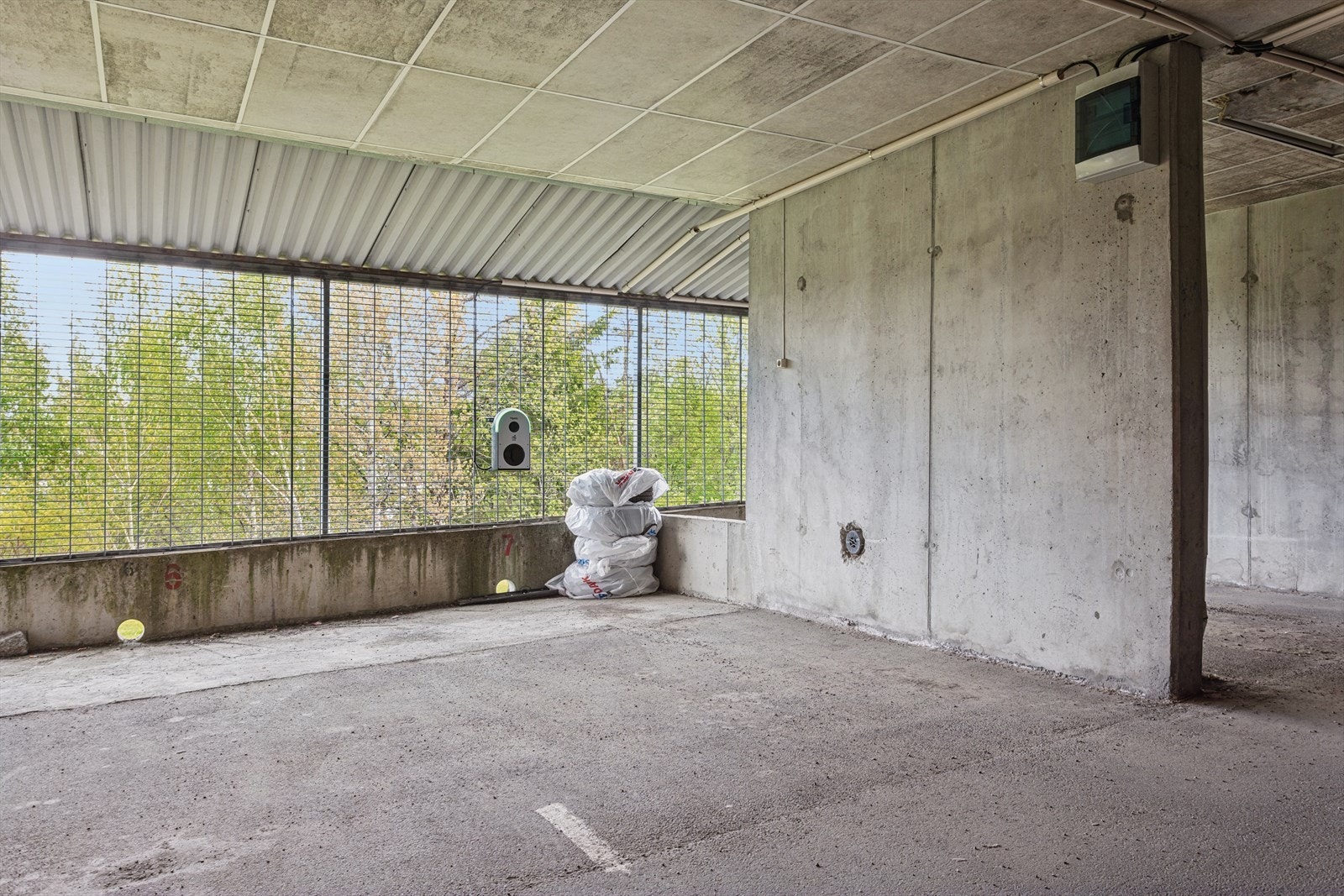 Bruksrett til biloppstillingsplass i felles garasjeanlegg. Det er mulig å montere el-lader på plassen. Det presiseres at ladeboks som per i dag er montert og avbildet på annonsen medfølger ikke salget. Galleribilde