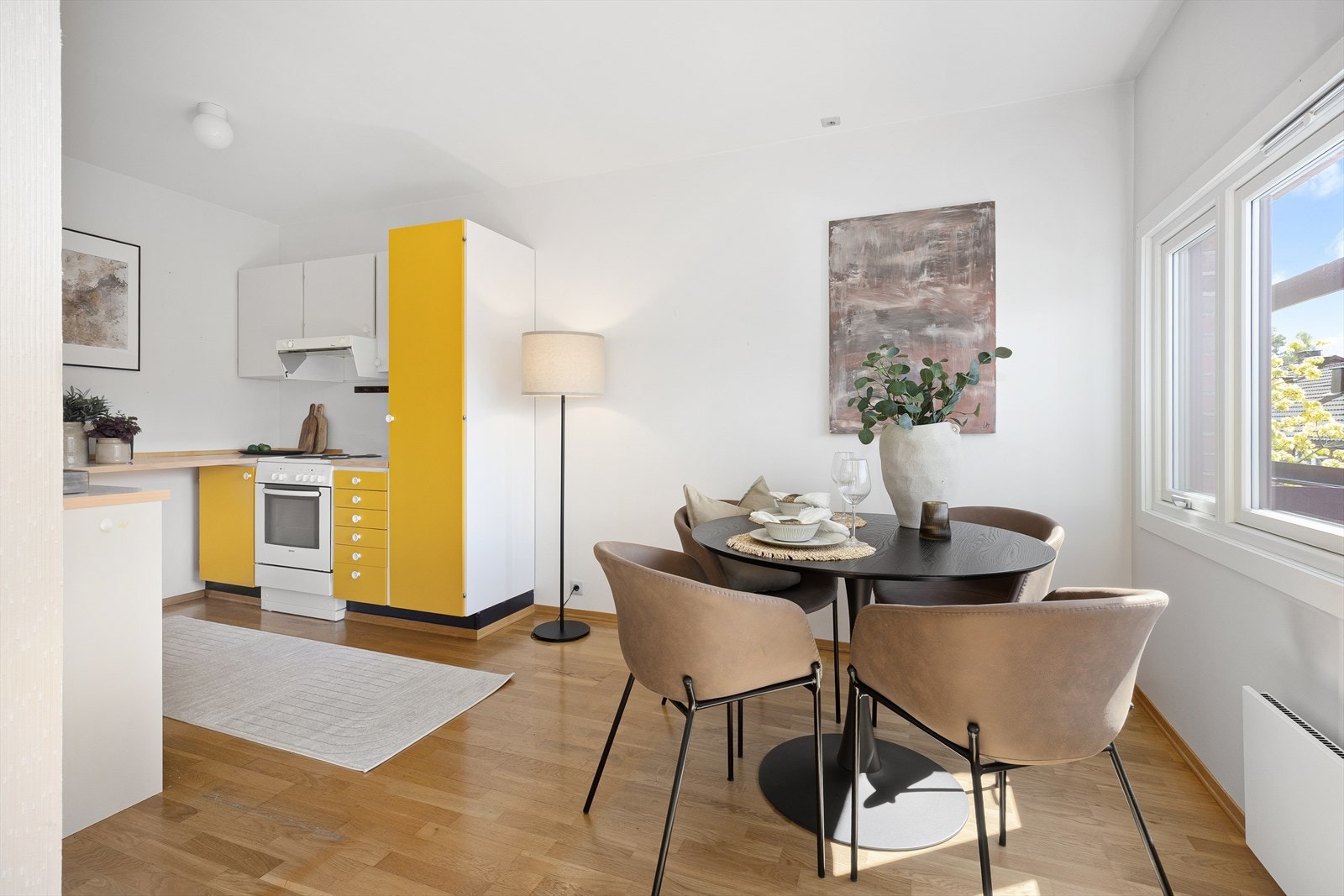 Her er det god plass for stort spisebord og mange gjester Galleribilde