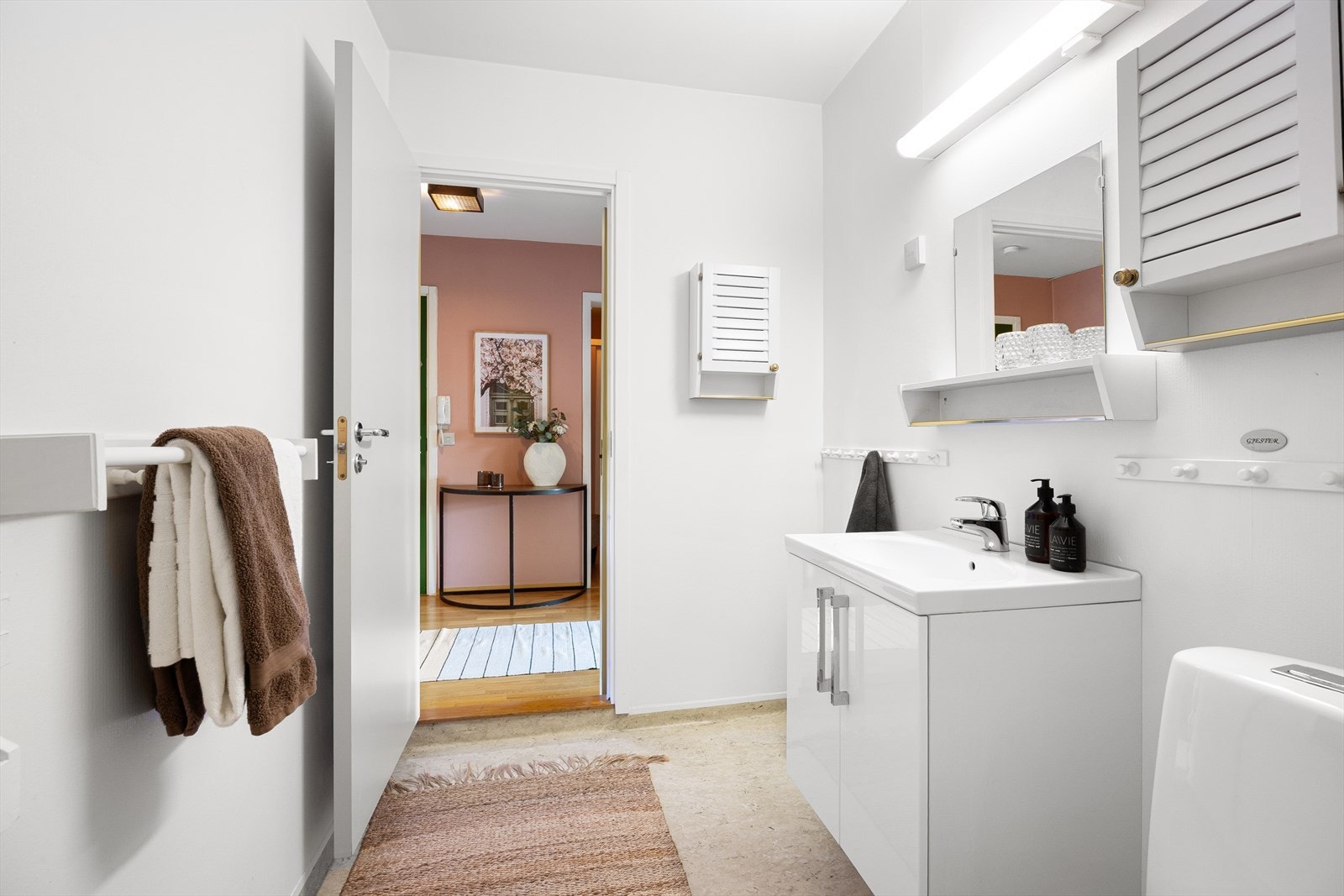 Badet inneholder dusj, servant med skap og toalett. Galleribilde