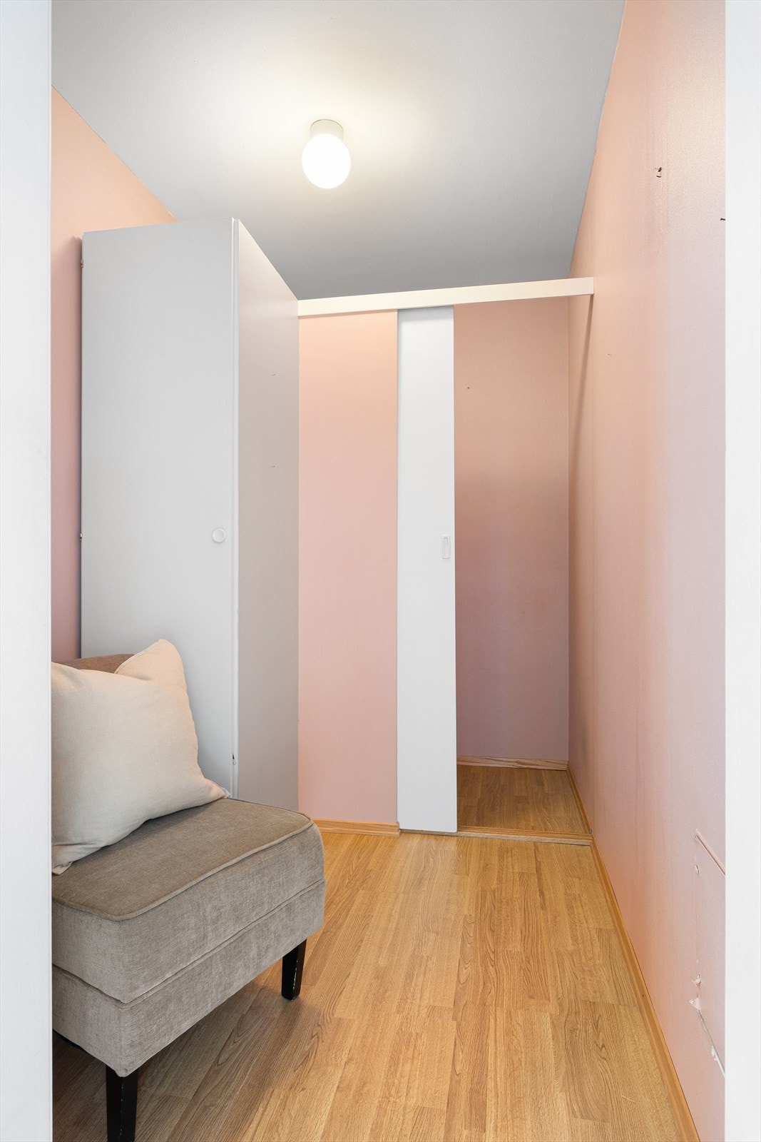 Praktisk garderobe med bod innenfor entreen Galleribilde