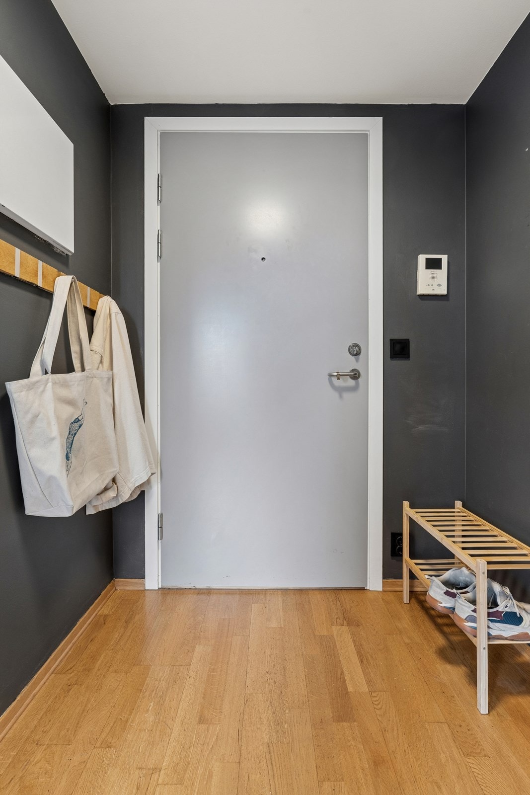 Romslig og fint inngangsparti med sikringsskap i gangen. Galleribilde