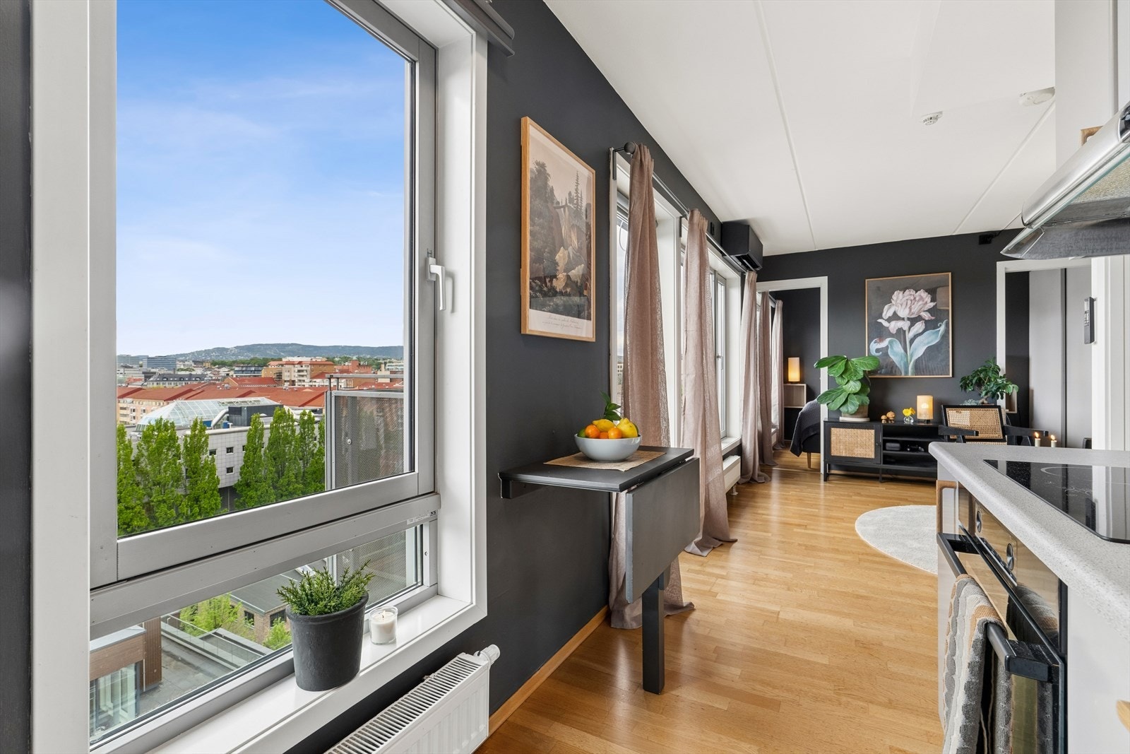 Store vinduer som slipper inn masse lys. Galleribilde