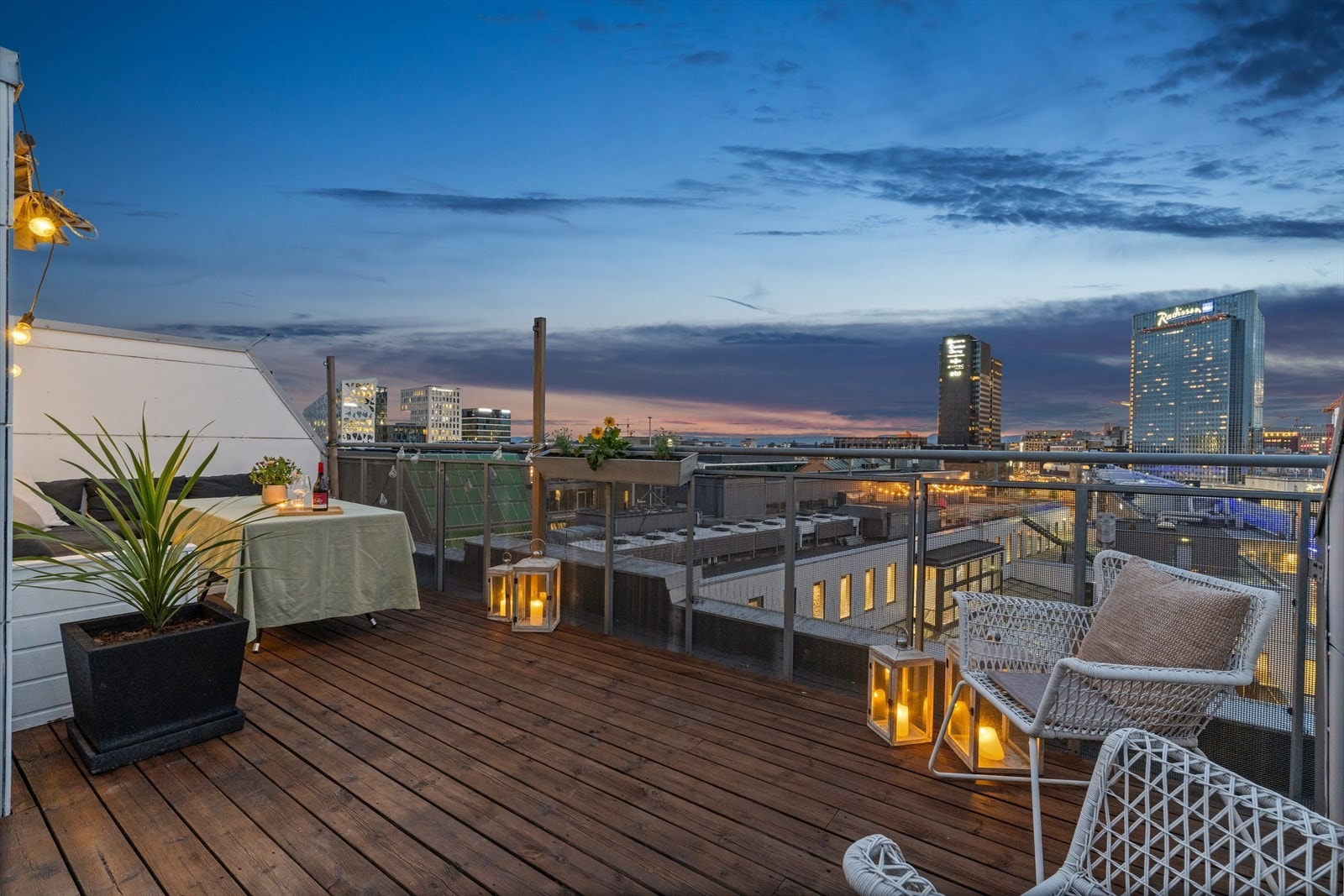 Her får du en fantastisk 2-roms leilighet over 2 plan med en spektakulær takterrasse i 11.etasje! Galleribilde