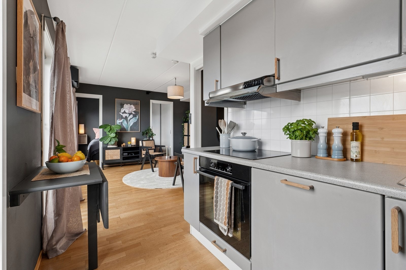 Kjøkken med god skap- og benkplass. Galleribilde