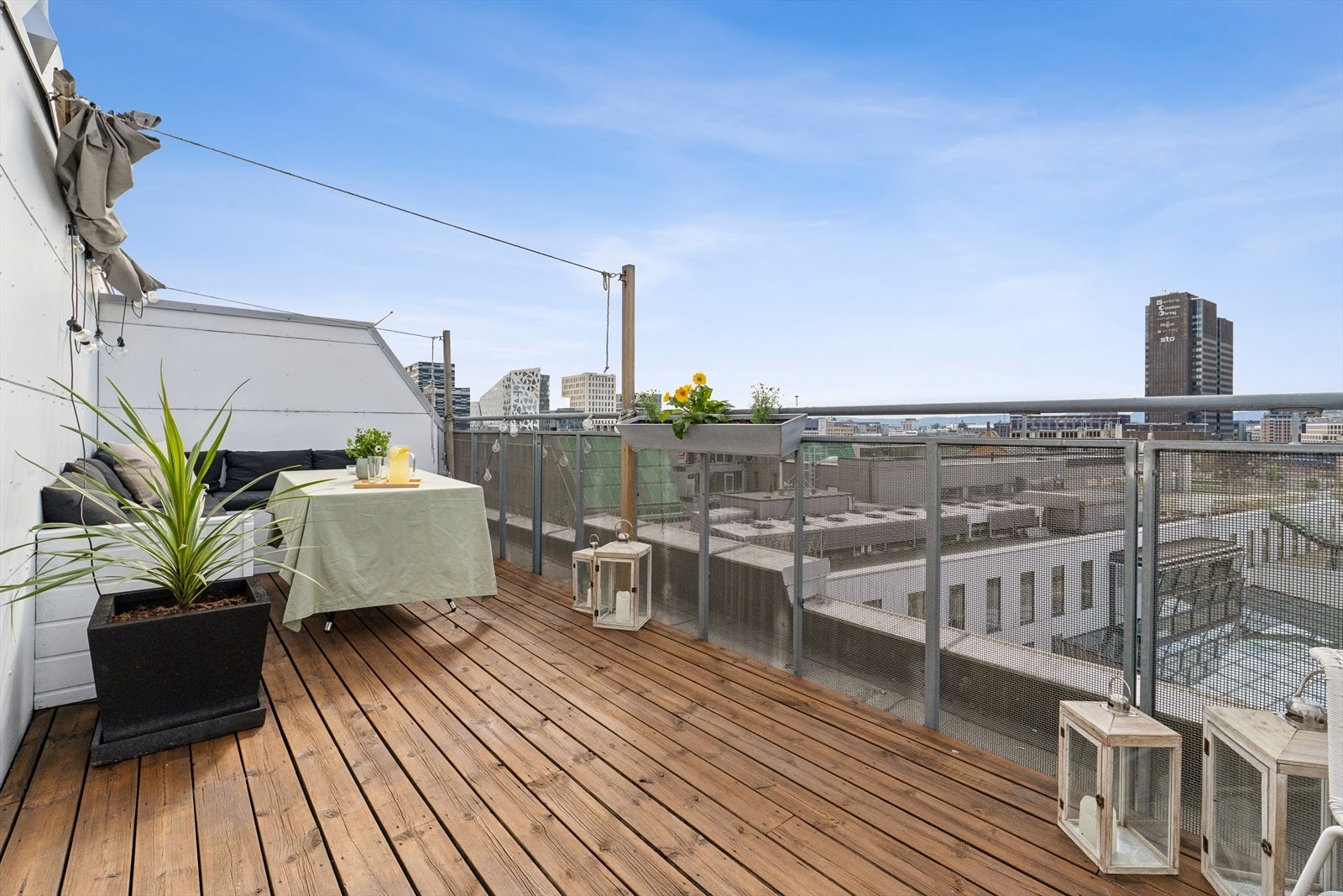 Boligen har egen privat takterrasse med flotte sol og utsikts-forhold. Galleribilde