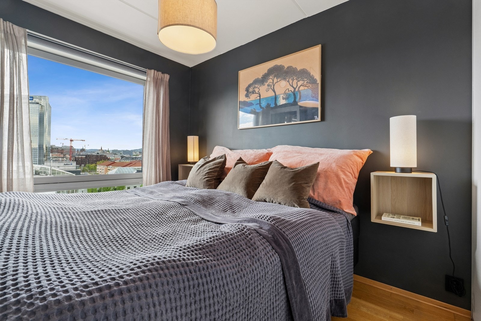 Romslig soverom med god plass til seng og oppbevaring. Galleribilde