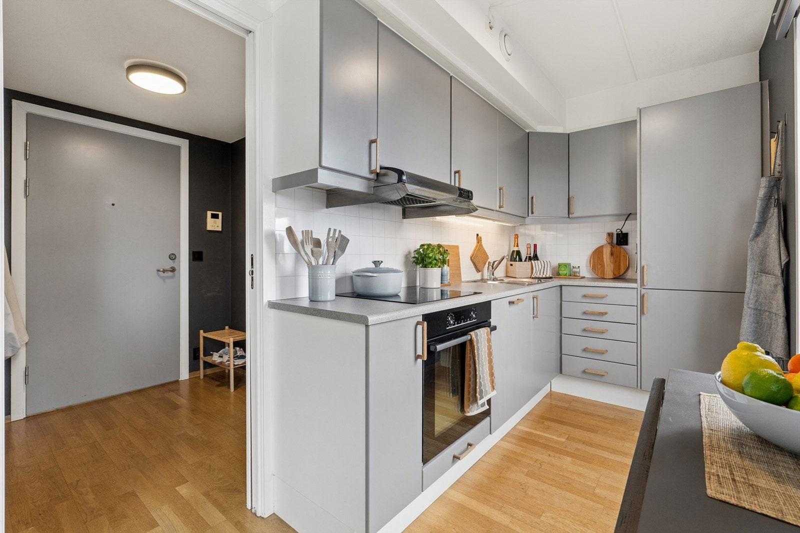 Innredning fra Sigdal med glatte fronter og laminat benkeplate.
Integrerte hvitevarer som platetopp, stekeovn, oppvaskmaskin samt kjøl-/fryseskap.
Ventilator med avtrekk.
Åpen løsning mot stue gir en god og sosial romfølelse. Galleribilde