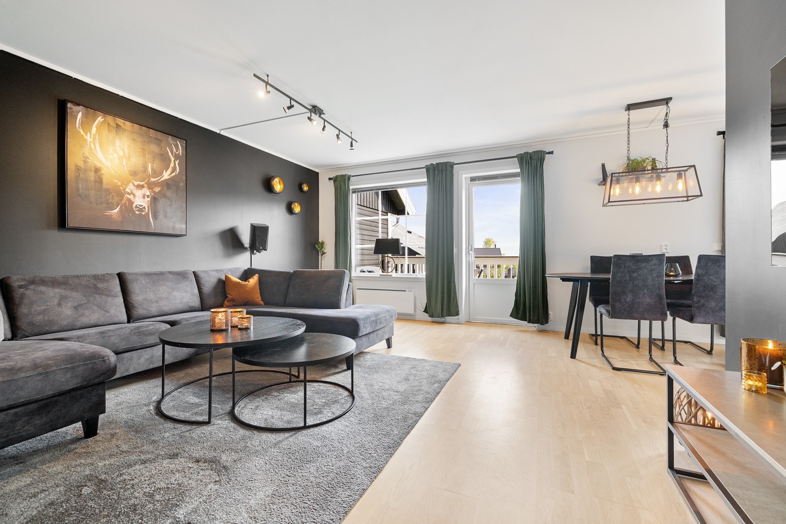 I stuen er det god plass til både salong og spisestue. Galleribilde