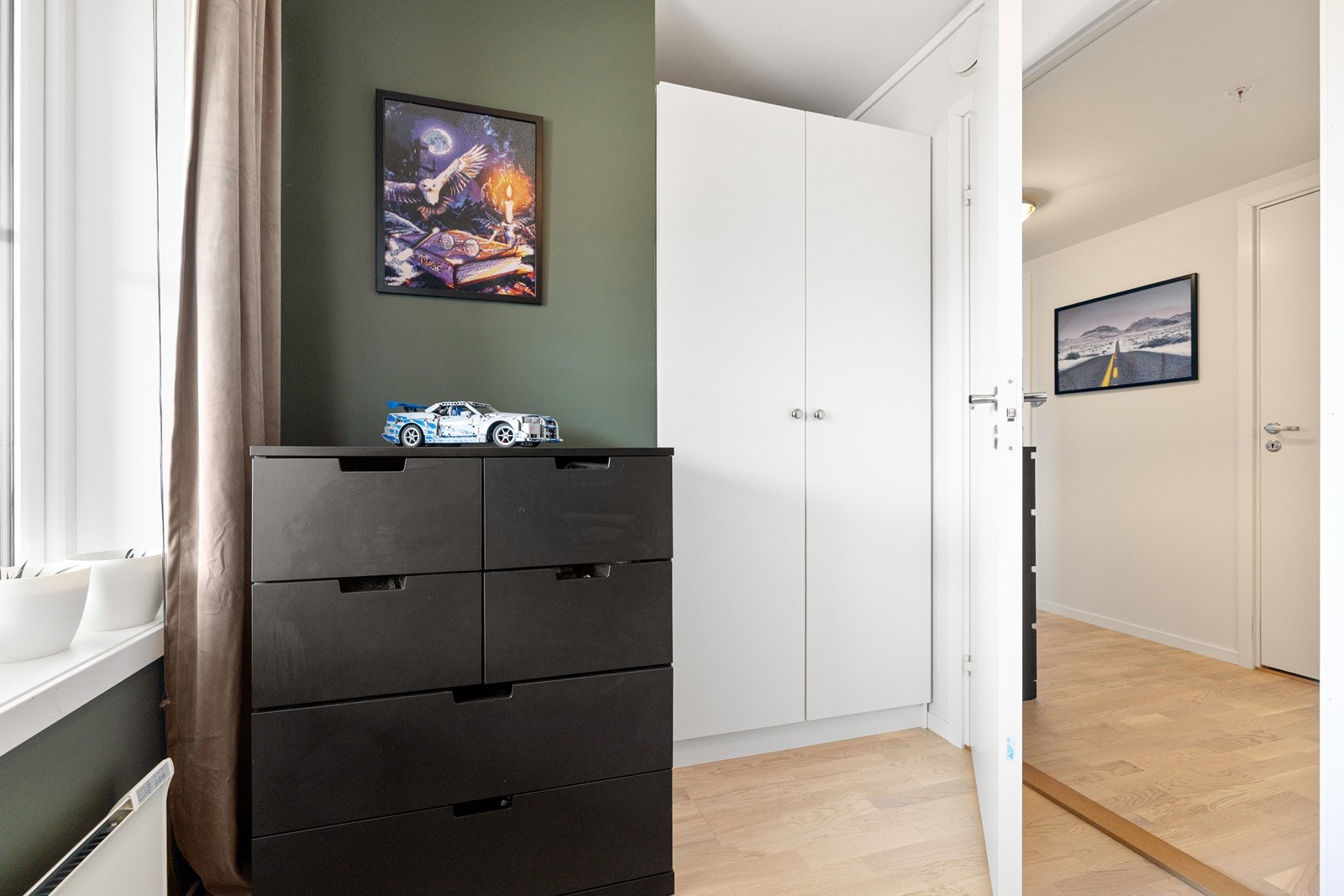 I soverommet er det også garderobeskap. Galleribilde