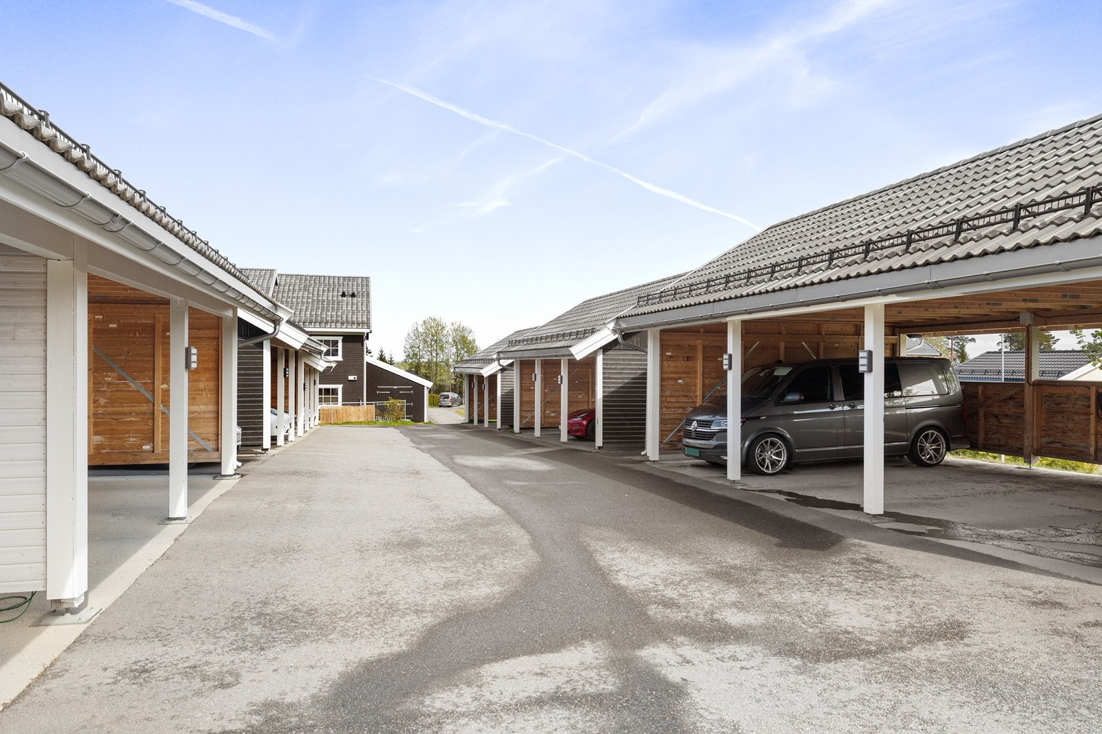 Det medfølger carport i rekke til leiligheten. Galleribilde