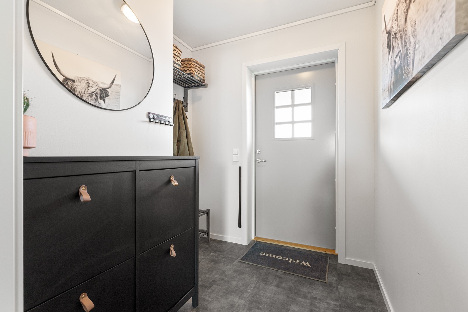 Entre med plass til å henge fra seg yttertøyet. Galleribilde