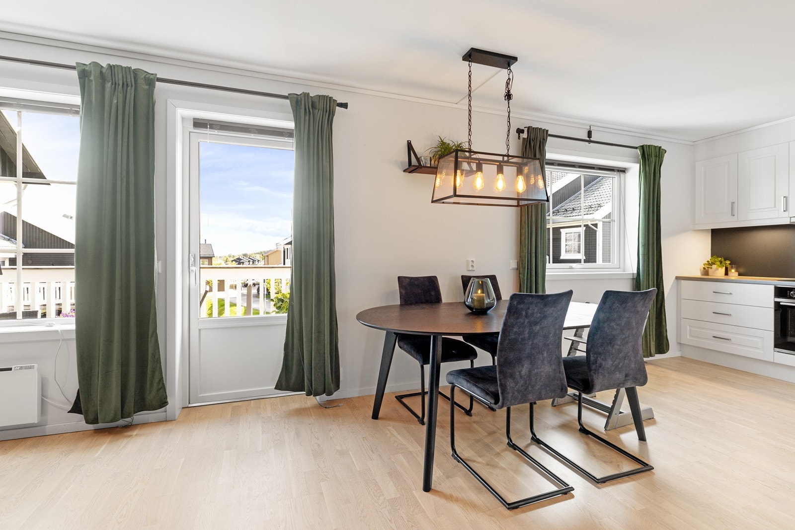 Stue med utgang til balkongen. Galleribilde