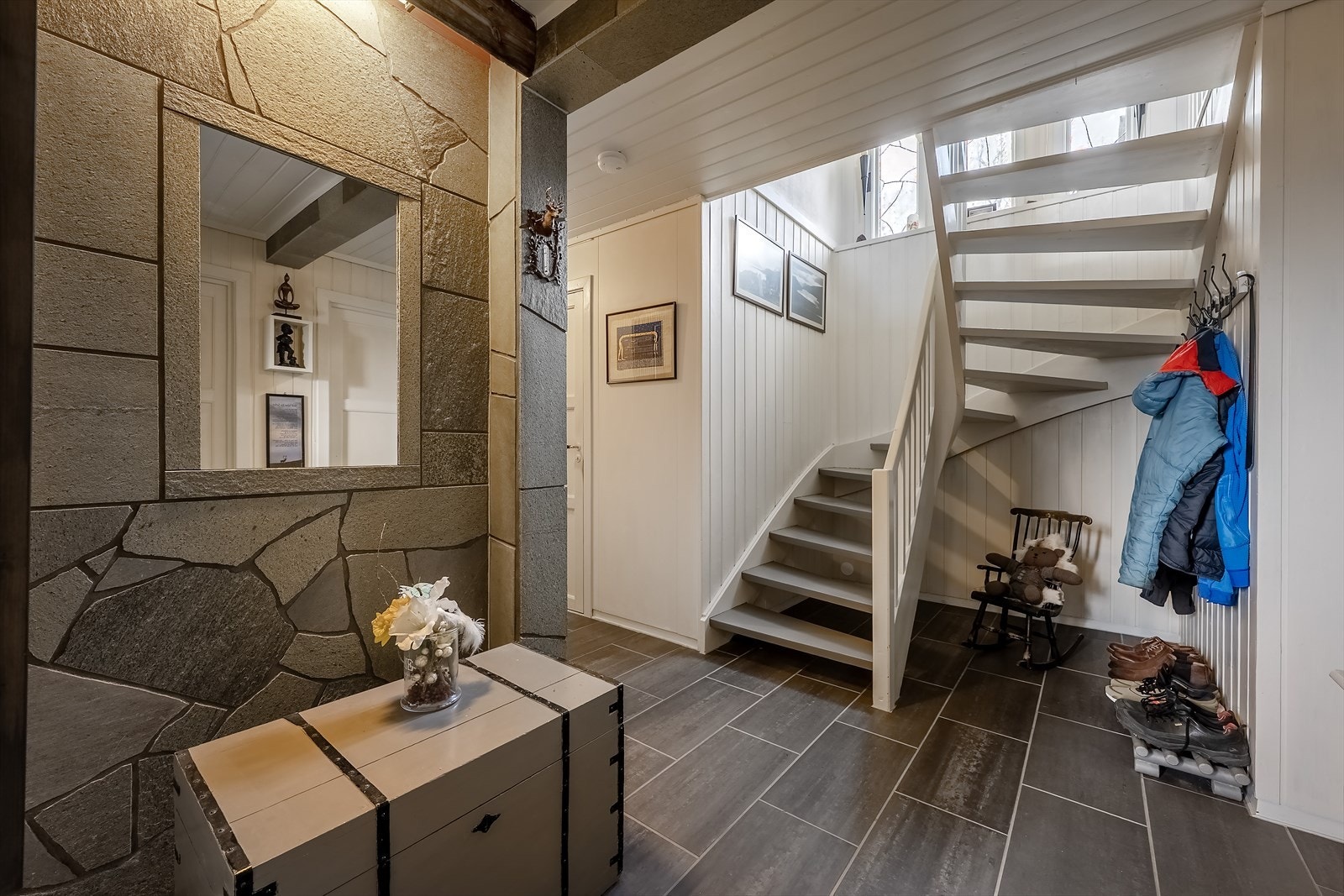 Gang og trapp (sokkeletasje) Galleribilde