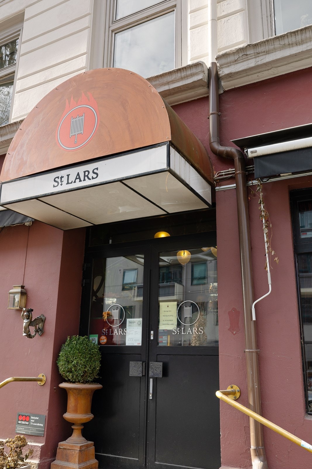 En av Oslos beste restauranter (ifølge megler) finner man rett nedi gata! Galleribilde