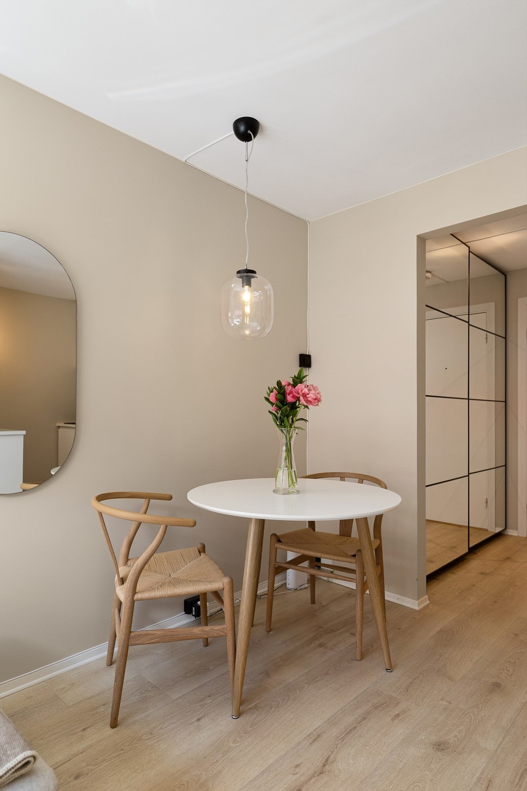 Det er rom i stuen for en hyggelig spisesone. Galleribilde