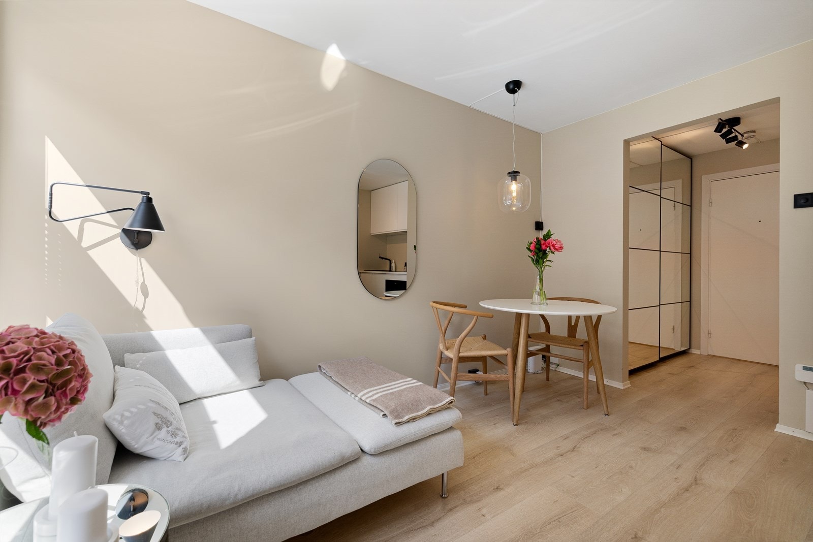 Lys og åpen løsning med plass til sofa og spisebord. Galleribilde