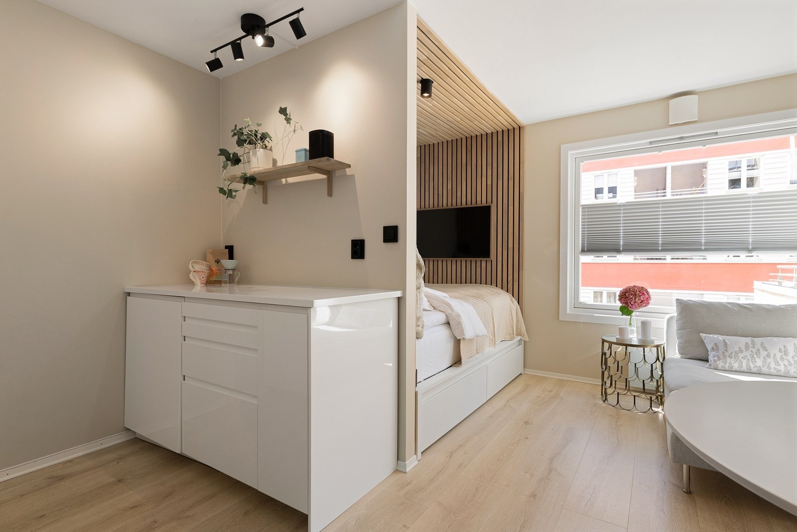Leiligheten har stilrene farge- og materialvalg. Galleribilde