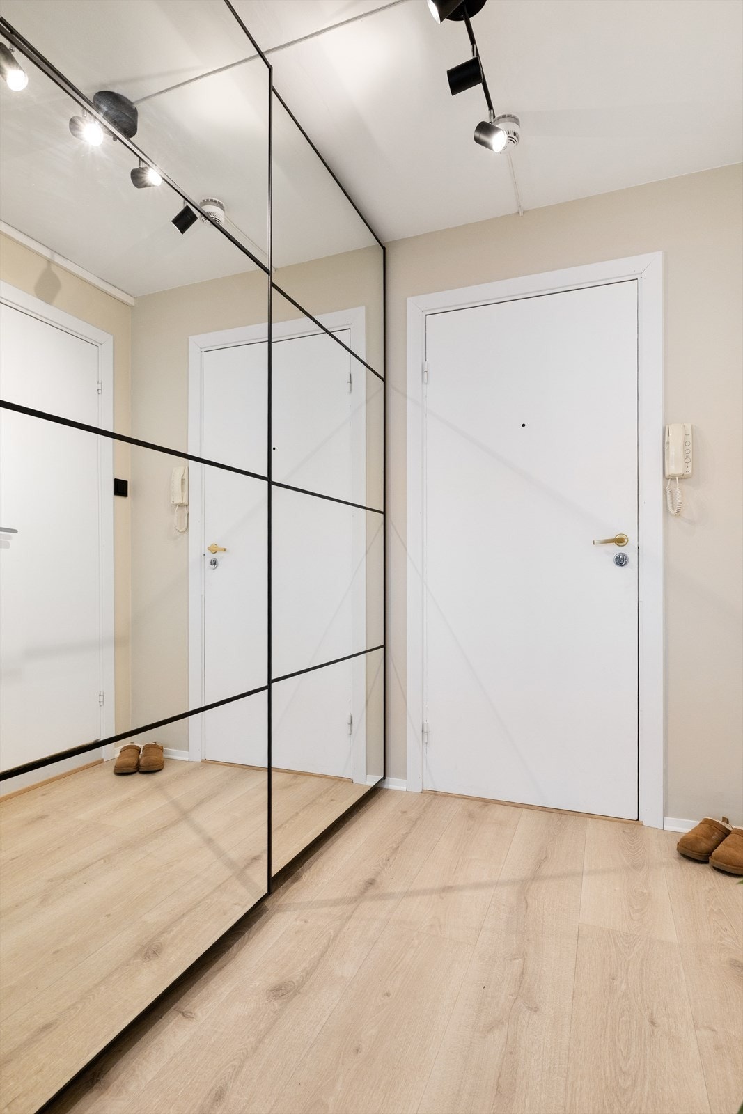 Lys og innbydende entré med plass til anheng av klær og sko. Stor medfølgende skyvedørsgarderobe med mye lagringsplass. Galleribilde